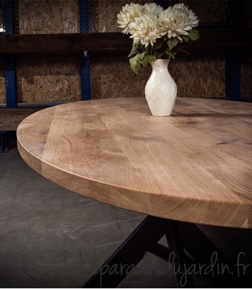 Table à manger en bois ovale avec pied noir en acier