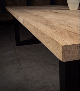 Table rectangulaire en chêne avec pied rectangle plat en acier noir