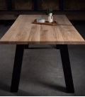 Table rectangulaire en bois avec pied trapèze en acier noir