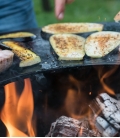Brasero barbecue Nero en action nourriture à profusion par Remundi en acier de premier choix