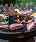 Brasero barbecue Nero en action nourriture à profusion par Remundi en acier de premier choix