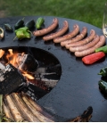 Brasero barbecue Nero en action nourriture à profusion par Remundi en acier de premier choix