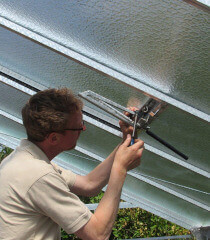 montage d'une fenêtre de toit pour serre ACD